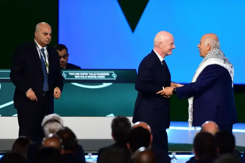 رغم محاولات إنفانتينو.. رئيس الاتحاد الفلسطيني  يرفض مصافحة نظيره الإسرائيلي خلال المؤتمر السنوي للفيفا