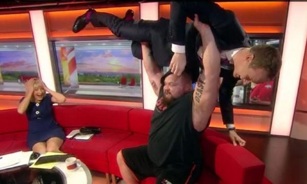 بالفيديو: أقوى رجل في العالم يدهش الجمهور أثناء برنامج تلفزيوني