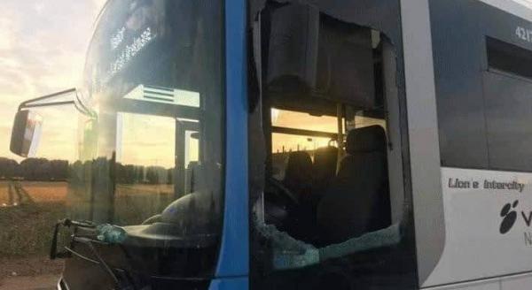 شخص يُشوه وجه سائق حافلة للنقل الحضري بهذه المدينة ويلوذ بالفرار(الصورة)