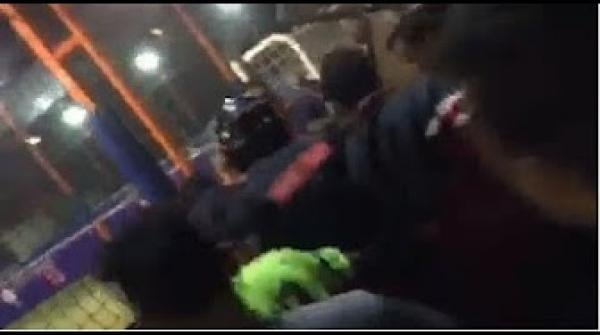 لحظة إطلاق بوليسي للقرطاس على شاب هاز سيف وسط كازا