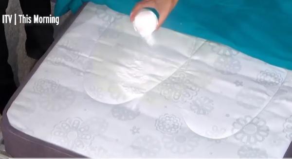 بالفيديو...  طريقة فريدة للحفاظ على نظافة مرتبة السرير