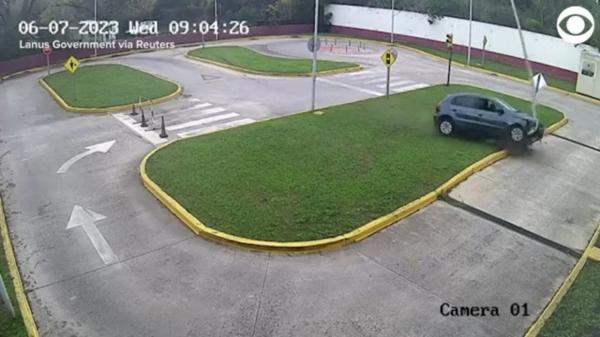 تقلب سيارتها في حلبة "الاختبار" لنيل رخصة السياقة(فيديو)