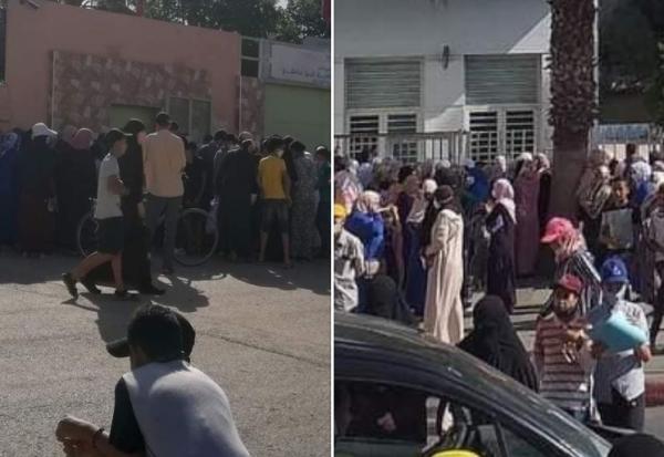 بدون تدابير احترازية ... ازدحام شديد لأولياء الأمور على أبواب المدارس من أجل اختيار التعليم الحضوري لأبنائهم