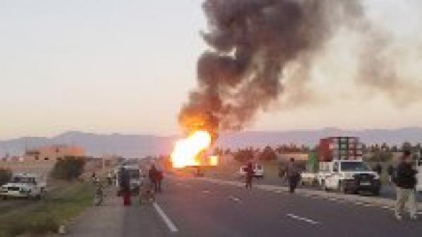 انفجار شاحنة لنقل القنينات الغازية بالطريق الوطنية رقم 1 على مستوى جماعة سيدي بيبي