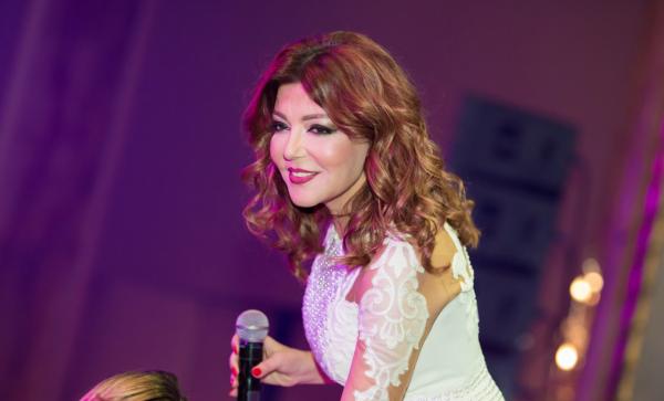 سميرة سعيد تتألق في حفل رأس السنة وتنشد السلام بإطلالة بيضاء (صور)