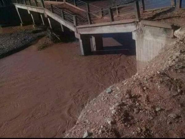 عاجل... انهيار قنطرة بأعالي جبال أزيلال تفتح شهية نشطاء الفيسبوك للانتقاد (صور)