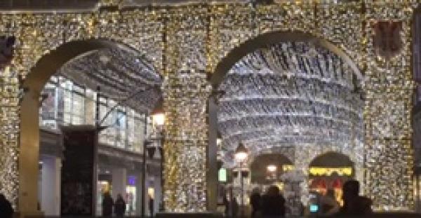 تكلفتها 1.6 مليون جنيه.. أغلى شجرة عيد ميلاد في العالم (فيديو)