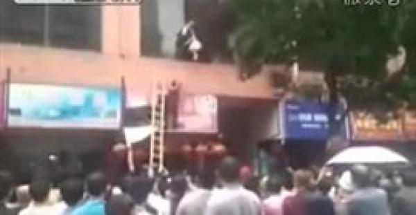 بالفيديو.. إنقاذ مثير لطفلة حاصرتها النيران داخل حضانة