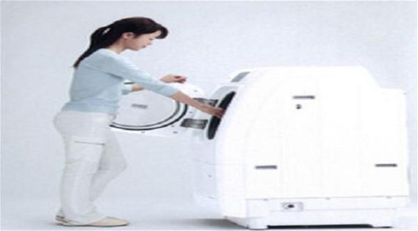 اختبأ عارياً ليفاجئ صديقته فعلق في غسالة ملابس