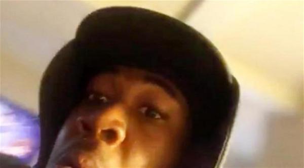 لص يلتقط صورة سيلفي بهاتف الضحية بالخطأ