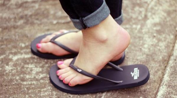هل يضر حذاء الفليب فلوب القدمين؟