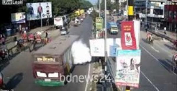 بالفيديو.. لحظة إلقاء قنبلة بدائية الصنع على أتوبيس