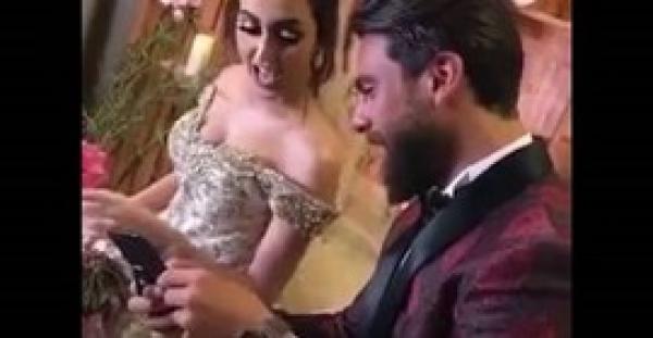 بالفيديو.. عروسان لا يفعلان شيئا في زفافهما سوى التقاط السيلفي