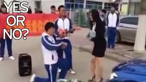 بالفيديو: طالب يتقدم لخطبة معلمته.. فماذا كانت ردة فعلها؟