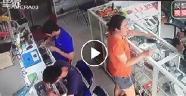 لحظة انفجار بطارية هاتف في محل اصلاح هواتف (فيديو)