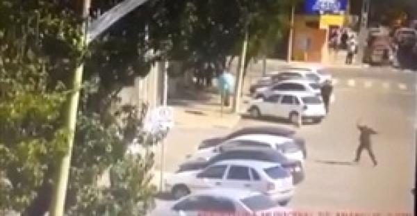 بالفيديو..رجل يرمي سيارة بالحجارة لكن ردة فعل السائق الغاضب كانت قوية