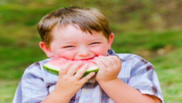 البطيخ.. يطفي حرارة الجو وينقي دم طفلك