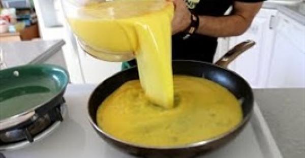 بالفيديو.. لقطات مذهلة لشاب يخوض تحدي أكل 50 بيضة في 6 دقائق