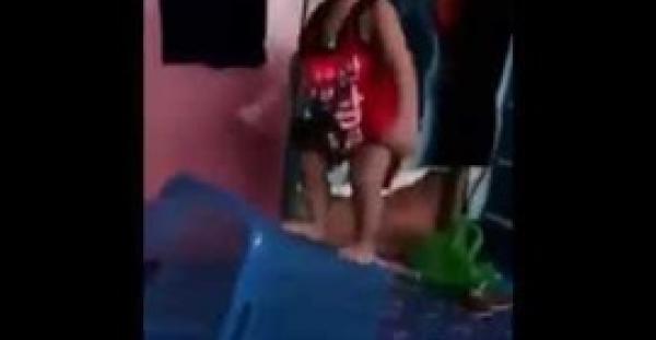 بالفيديو.. سقوط طفل داخل صندوق بلاستيكي