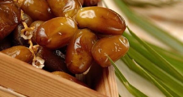 شنو تانكلو..حجز كمية ضخمة من التمور الفاسدة كانت في طريقها إلى موائد المغاربة