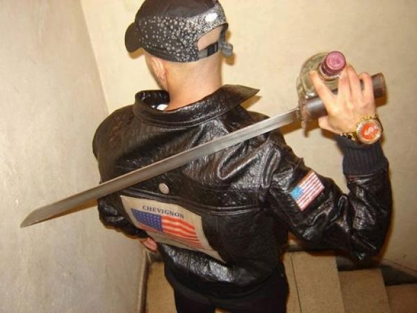 على شاكلة الأفلام...مجرم خطير يحمل سيفين يهاجم رجل أمن بتاوريرت ورئيس فرقة الشرطة القضائية يطلق النار لإنقاذه