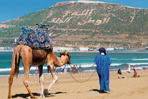 أكادير تتنفس الصعداء بوصول أول مجموعة من السياح البريطانيين