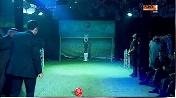 الفنان محمد هنيدي يتفوق على أساطير الكرة ويسجل في مرمى الحارس الآلي