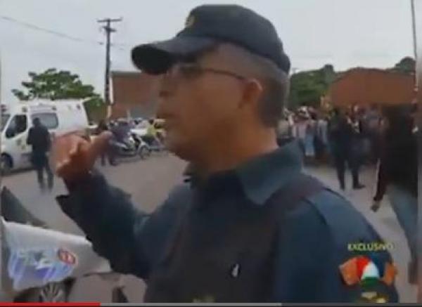 بالفيديو: صحافي يحاول إجراء لقاء مع رجل ميت