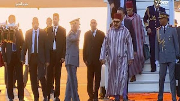 لحظة وصول الملك محمد السادس الى أرض الوطن عائدا من جولته الافريقية