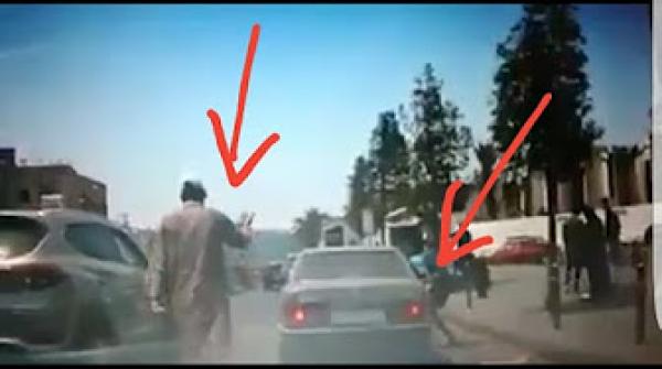 الدارالبيضاء : خطير.. جوج شفارة كايشفرو بطريقة ذكية في تقاطع شارع الفداء و 2 مارس