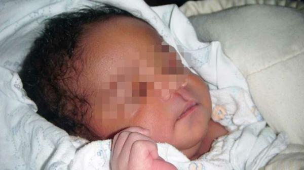 إسبانية تلد طفلا داكن البشرة وتُلقي اللوم على زوجها لهذا السبب!