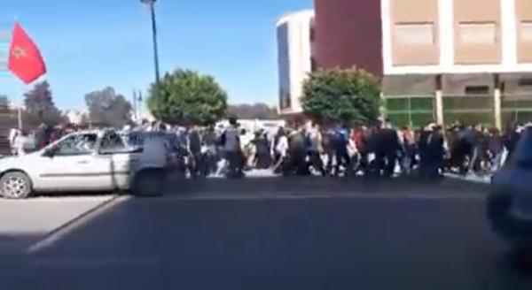 تلامذة طنجة يحتجون علي قانون الساعة الإضافية