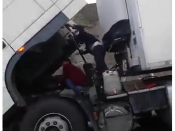 غريـب..مغاربة يقومون بإصلاح شاحنة من الحجم الثقيل و هي تسير على الطريق