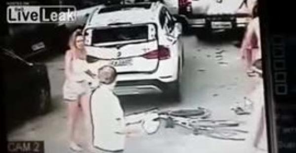 بالفيديو.. شاهد ماذا حدث لهذه الفتاة بأحد شوارع البرازيل