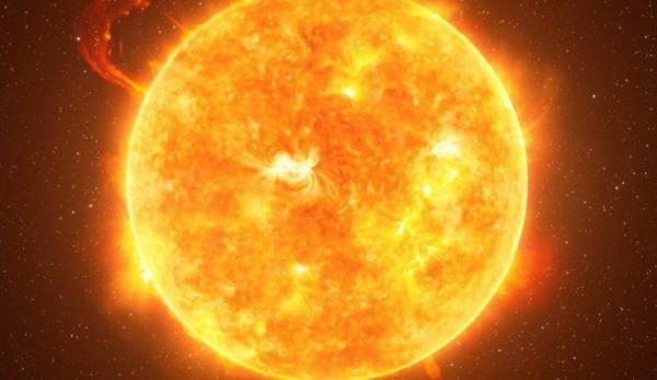 رائد فضاء يكشف لون الشمس الحقيقي و"الظاهرة الفضائية الغريبة" التي تخفيه