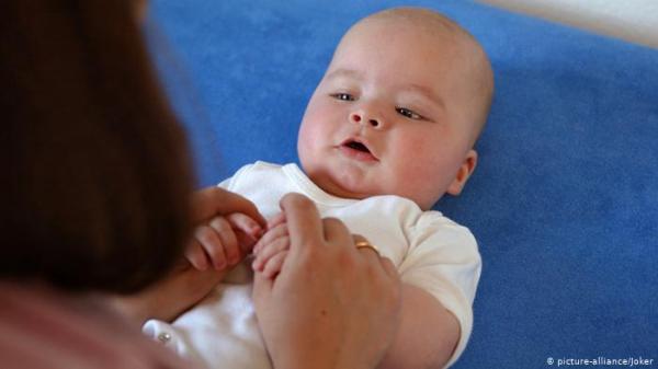 الرُضّع يحبون من يقلدهم ويتواصلون معه