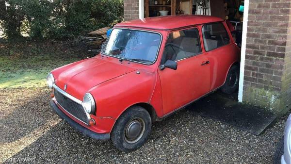 يحاول شراء سيارة قديمة على الإنترنت فيفاجأ بسيارة جدته