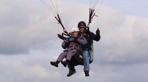 ثمانينية تمضي فترة تقاعدها في ممارسة النشاطات الخطيرة