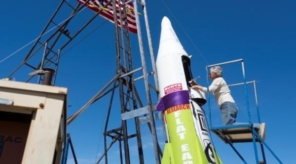 بالصور: يقذف نفسه في صاروخ نفاث لارتفاع 571 متراً