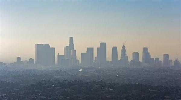 كيف يؤثر العيش في المدن على بشرتك؟