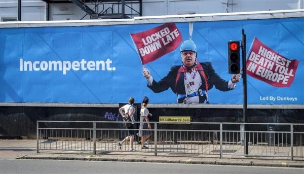 مجموعة "يقودنا حمير" تنجح في جذب جمهور كبير وتزعج ساسة بريطانيا