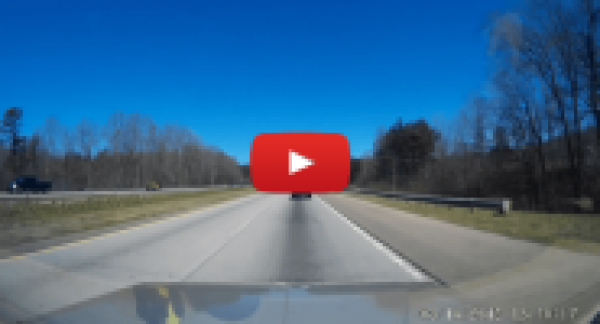 بالفيديو.. سائق يسجل  لحظات انفجار إطار سيارته وانقلابه بها