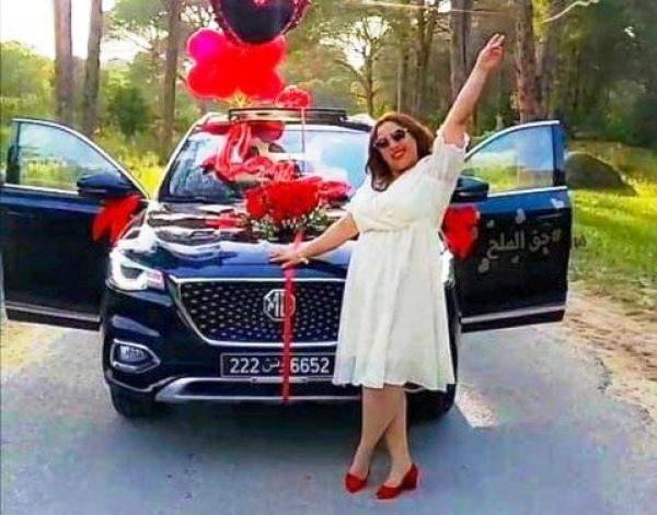 رجل يهدي لزوجته سيارة لتعبها في شهر رمضان(صور)