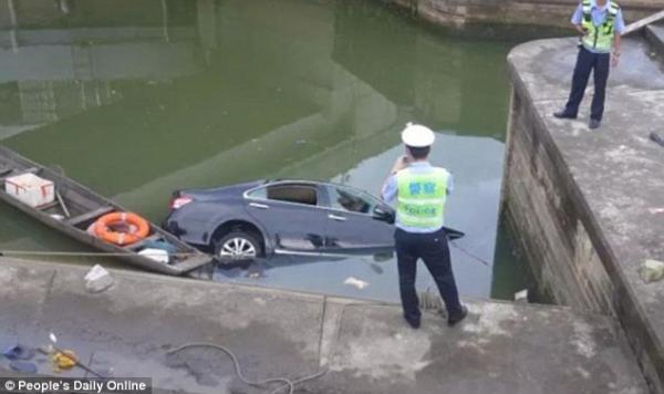 بالفيديو والصور.. فتاة تقتل نفسها بعد خطأ في تعلم قيادة السيارة