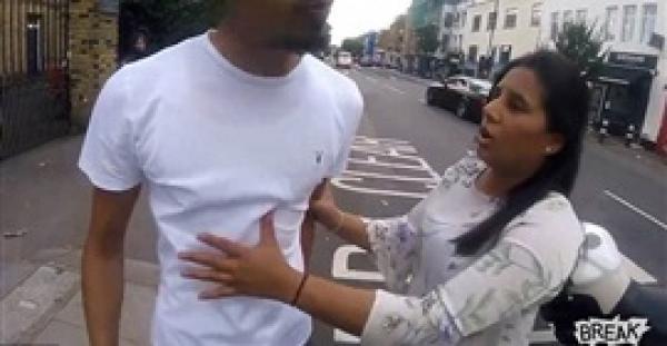 سائق دراجة نارية كسر مرآة سيارة تقودها امراة غاضبة