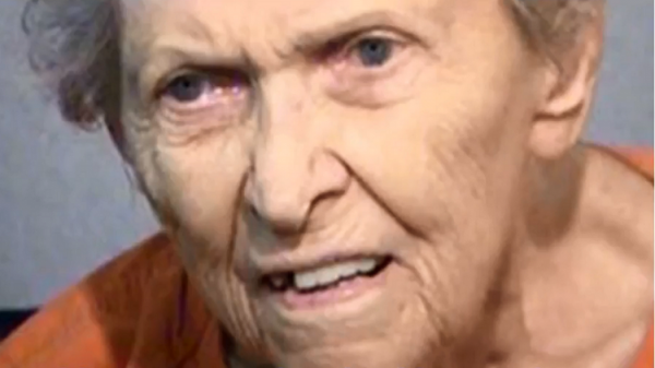 عجوز تطلق النار على ابنها بعد محاولته نقلها إلى دار مسنين