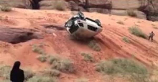 بالفيديو.. لحظة انقلاب سيارة عائلة أثناء نزهة في السعودية