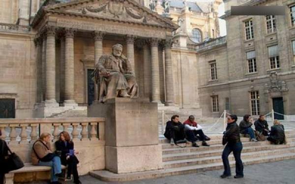 هولاند : سيتم تبسيط مسطرة منح التأشيرة للطلبة المغاربة بفرنسا