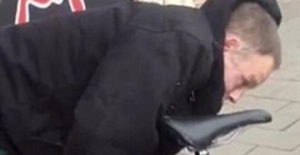 بالفيديو والصور.. لص وقح يسرق دراجة رغم مواجهته