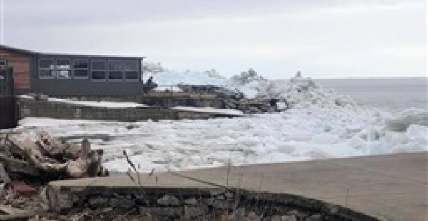 تسونامي جليدي يضرب شاطئ بحيرة أمريكية ويتسبب في ذعر السكان (فيديو)